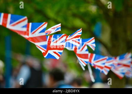 Stockton-on-Tees, Großbritannien. 05 Juni 2022. Die Bewohner von Stockton-on-Tees nahmen an einem riesigen „Jubilee Picnic in the Park“ im wunderschönen Ropner Park Teil, um das Platin-Jubiläum Ihrer Majestät Königin Elizabeth II. Zu feiern, das den Rekord für die 70-jährige Herrschaft Ihrer Majestät darstellt. Quelle: Teesside Snapper/Alamy Live News Stockfoto