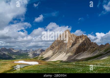 Im Süden des Piemont, in der Provinz Cuneo, zieht Rocca la Meja zahlreiche Wanderer aus der ganzen Welt an. Seine Tour ist einer der beliebtesten Vorschläge Stockfoto