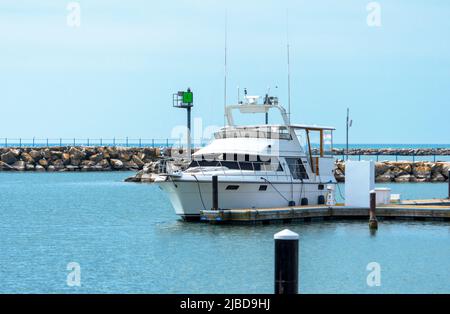 Ein Boot dockte an der Port Washington Marina in Port Washington, Wisconsin. Stockfoto