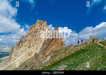 Im Süden des Piemont, in der Provinz Cuneo, zieht Rocca la Meja zahlreiche Wanderer aus der ganzen Welt an. Seine Tour ist einer der beliebtesten Vorschläge Stockfoto