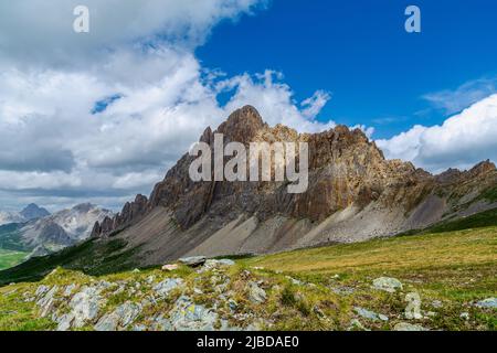 Im Süden des Piemont, in der Provinz Cuneo, zieht Rocca la Meja zahlreiche Wanderer aus der ganzen Welt an. Seine Tour ist einer der beliebtesten Vorschläge Stockfoto