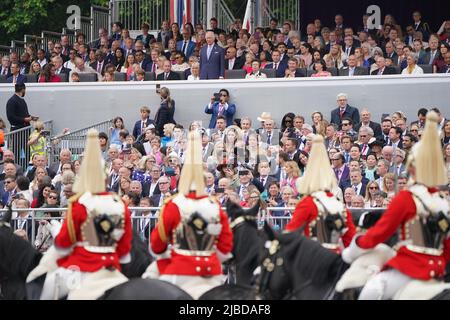 (Vordere Reihe, von zweiter links) die Herzogin von Cambridge, Prinz Louis, Prinzessin Charlotte, Prinz George, der Herzog von Cambridge, die Herzogin von Cornwall, der Prinz von Wales, die Prinzessin Royal, Vizeadmiral Sir Tim Laurence , während der Platin-Jubiläumsspageant vor dem Buckingham Palace, London, Am vierten Tag der Feierlichkeiten zum Platin-Jubiläum. Bilddatum: Sonntag, 5. Juni 2022. Stockfoto