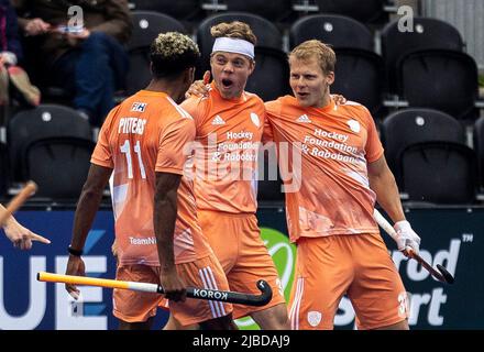 Derck De Vilder, Niederländer, feiert beim Spiel der FIH Hockey Pro League der Herren im Lee Valley Hockey & Tennis Center, London, das erste Tor seiner Mannschaft mit Teamkollegen. Bilddatum: Sonntag, 5. Juni 2022. Stockfoto