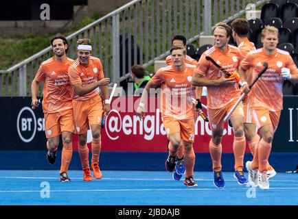 Derck De Vilder aus den Niederlanden (Mitte) feiert beim Spiel der FIH Hockey Pro League der Männer im Lee Valley Hockey & Tennis Center, London, das erste Tor seiner Mannschaft mit seinen Teamkollegen. Bilddatum: Sonntag, 5. Juni 2022. Stockfoto