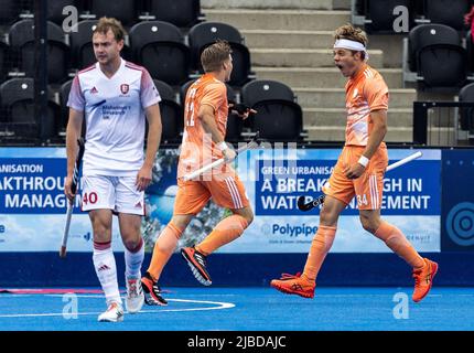 Derck De Vilder aus den Niederlanden feiert beim Spiel der FIH Hockey Pro League im Lee Valley Hockey & Tennis Center, London, das zweite Tor seiner Mannschaft mit Teamkollegen. Bilddatum: Sonntag, 5. Juni 2022. Stockfoto