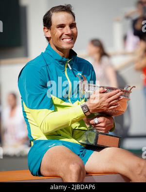 Paris, Frankreich, 5.. Juni 2022. Der spanische Tennisspieler Rafael Nadal hat am Sonntag, den 6.. Juni 2022, das French Open 2022 Tennisturnier in Roland Garros gewonnen., © Jürgen Hasenkopf / Alamy Live News Stockfoto