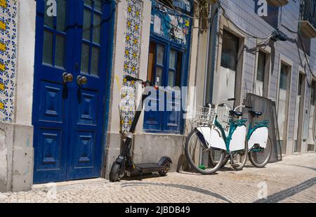 Typisch portugiesische alte Straße mit blauen Türen Stockfoto