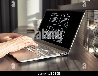 Personalmanagement. Manager durchsieht die Lebensdaten des Lehrplans und wählt den geeigneten Kandidaten für die Stelle aus. Frau Hände an der Tastatur. Einstellungskonzept für Mitarbeiter. Hochwertige Fotos Stockfoto