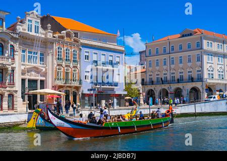 Aveiro, Portugal - 21.05.2022: Traditionelle Boote auf dem Kanal in Aveiro, Portugal Stockfoto