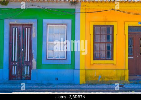 Typisch portugal bunte gelbe und grüne Häuser Stockfoto