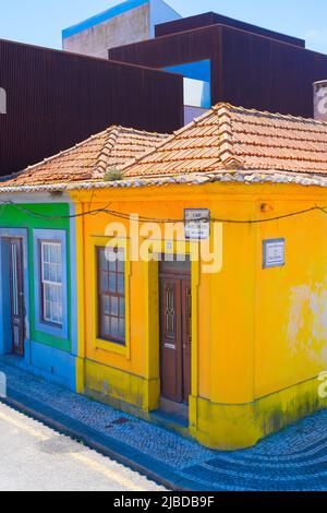 Typisch portugal bunte gelbe und grüne Häuser Stockfoto