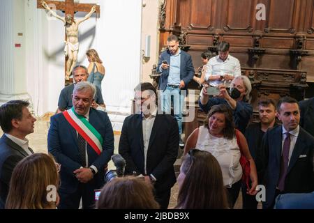 Somma Vesuviana, Neapel, Italien. 05.. Juni 2022. Giuseppe Conte, ehemaliger Präsident des Ministerrats der Italienischen Republik und Vorsitzender der 5-Sterne-Bewegung, zusammen mit dem Bürgermeister Salvatore Di Sarno, Luigi Di Maio und Gianfranco Di Sarno während des Besuchs in Somma Vesuviana am 5. Juni 2022 anlässlich der Kommunalwahlen. Kredit: Unabhängige Fotoagentur/Alamy Live Nachrichten Stockfoto