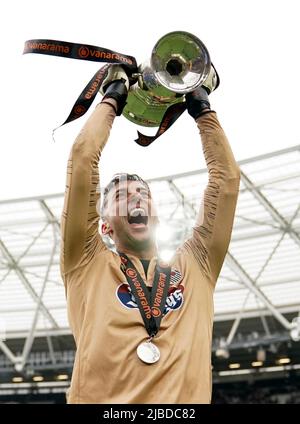 Grimsby Town-Torwart Max Crocombe feiert mit der Vanarama National League Final Trophäe nach ihrem Sieg in der Vanarama National League im Londoner Stadion. Bilddatum: Sonntag, 5. Juni 2022. Stockfoto