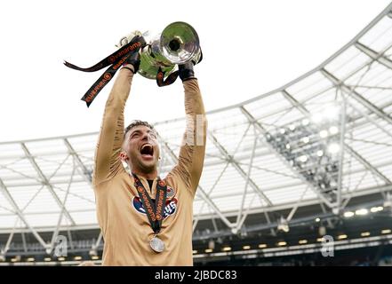 Grimsby Town-Torwart Max Crocombe feiert mit der Vanarama National League Final Trophäe nach ihrem Sieg in der Vanarama National League im Londoner Stadion. Bilddatum: Sonntag, 5. Juni 2022. Stockfoto