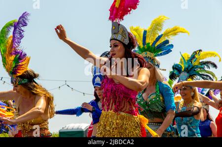 Eastbourne, Großbritannien. 4.. Juni 2022. An der Küste dieser beliebten Küstenstadt versammeln sich bei strahlendem Sonnenschein Menschenmassen, um den Karneval von Eastbourne zu genießen Stockfoto