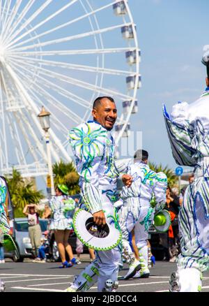 Eastbourne, Großbritannien. 4.. Juni 2022. An der Küste dieser beliebten Küstenstadt versammeln sich bei strahlendem Sonnenschein Menschenmassen, um den Karneval von Eastbourne zu genießen Stockfoto