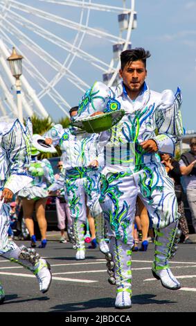 Eastbourne, Großbritannien. 4.. Juni 2022. An der Küste dieser beliebten Küstenstadt versammeln sich bei strahlendem Sonnenschein Menschenmassen, um den Karneval von Eastbourne zu genießen Stockfoto