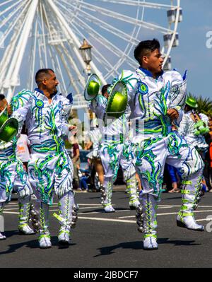 Eastbourne, Großbritannien. 4.. Juni 2022. An der Küste dieser beliebten Küstenstadt versammeln sich bei strahlendem Sonnenschein Menschenmassen, um den Karneval von Eastbourne zu genießen Stockfoto