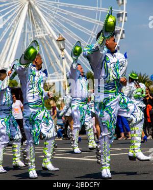 Eastbourne, Großbritannien. 4.. Juni 2022. An der Küste dieser beliebten Küstenstadt versammeln sich bei strahlendem Sonnenschein Menschenmassen, um den Karneval von Eastbourne zu genießen Stockfoto