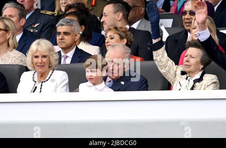 Die Herzogin von Cornwall, Prinz Louis, der Prinz von Wales und die Prinzessin von Royal während der Platinum Jubilee Pageant vor dem Buckingham Palace, London, am vierten Tag der Platinum Jubilee Feiern. Bilddatum: Sonntag, 5. Juni 2022. Stockfoto