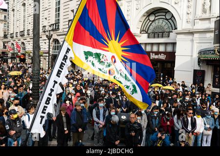 London, Großbritannien. 4. Juni 2022. Gedenken an den 33.. Jahrestag der Niederschlagung der prodemokratischen Proteste auf dem Platz des Himmlischen Friedens im Piccadilly Circus Stockfoto