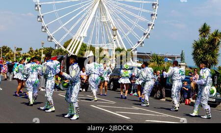 Eastbourne, Großbritannien. 4.. Juni 2022. An der Küste dieser beliebten Küstenstadt versammeln sich bei strahlendem Sonnenschein Menschenmassen, um den Karneval von Eastbourne zu genießen Stockfoto