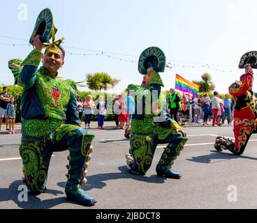 Eastbourne, Großbritannien. 4.. Juni 2022. An der Küste dieser beliebten Küstenstadt versammeln sich bei strahlendem Sonnenschein Menschenmassen, um den Karneval von Eastbourne zu genießen Stockfoto