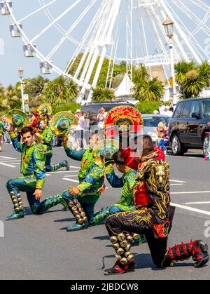 Eastbourne, Großbritannien. 4.. Juni 2022. An der Küste dieser beliebten Küstenstadt versammeln sich bei strahlendem Sonnenschein Menschenmassen, um den Karneval von Eastbourne zu genießen Stockfoto