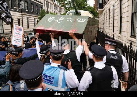 London, Großbritannien. 4. Juni 2022. Gedenken an den 33.. Jahrestag der Niederschlagung der prodemokratischen Proteste auf dem Platz des Himmlischen Friedens vor der chinesischen Botschaft Stockfoto