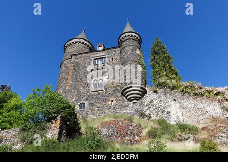 Im Herzen der Vulkane der Auvergne thront das 1000 Jahre alte Schloss Sailhant über einem spektakulären Felsvorsprung. Stockfoto