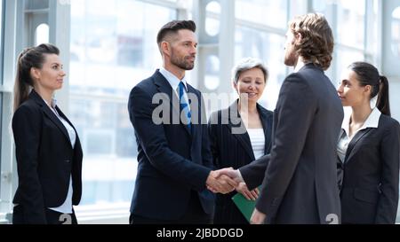 Geschäft Leute die Hände schütteln, bis Beendigung einer Versammlung in modernen Büro Stockfoto