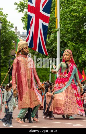 The Mall, London, Großbritannien. 5. Juni 2022. Die Feierlichkeiten zum Platin-Jubiläum der Königin Elizabeth II wurden fortgesetzt, als ein Pageant die Straßen rund um den St. James's Park und den Buckingham Palace besuchte. Die Parade begann in Whitehall und nahm die Mall in Richtung Palast und bestand aus vier Akten, die jeweils verschiedene Aspekte der siebzigjährigen Regierungszeit der Königin darstellten, darunter das Militär aus Großbritannien und dem Commonwealth, historische Referenzen und Prominente Stockfoto