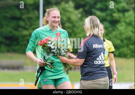 Aschheim, Deutschland. 05.. Juni 2022. Abschied von Nicola Schmidpeter (6 FC Bayern München II) vor dem 2. Fußball-Bundesliga-Spiel zwischen dem FC Bayern München II und dem FC Ingolstadt 04 im Sportpark Aschheim. Sven Beyrich/SPP Kredit: SPP Sport Pressefoto. /Alamy Live News Stockfoto