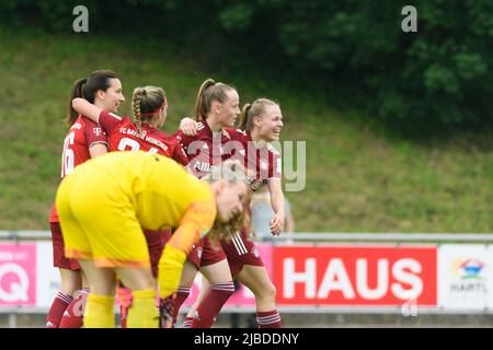 Aschheim, Deutschland. 05.. Juni 2022. Spieler des FC Bayern München feiern nach einem weiteren Tor während der 2. Fußball-Bundesliga-Spiel zwischen dem FC Bayern München II und dem FC Ingolstadt 04 im Sportpark Aschheim. Sven Beyrich/SPP Kredit: SPP Sport Pressefoto. /Alamy Live News Stockfoto