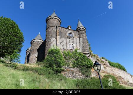 Im Herzen der Vulkane der Auvergne thront das 1000 Jahre alte Schloss Sailhant über einem spektakulären Felsvorsprung. Stockfoto