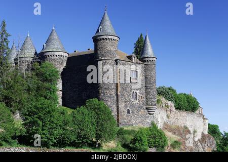 Im Herzen der Vulkane der Auvergne thront das 1000 Jahre alte Schloss Sailhant über einem spektakulären Felsvorsprung. Stockfoto