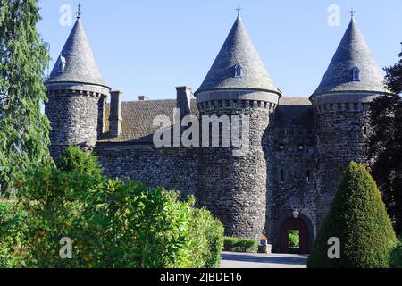 Im Herzen der Vulkane der Auvergne thront das 1000 Jahre alte Schloss Sailhant über einem spektakulären Felsvorsprung. Stockfoto