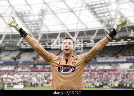 Grimsby Town-Torwart Max Crocombe feiert nach ihrem Sieg in der Vanarama National League im London Stadium, London. Bilddatum: Sonntag, 5. Juni 2022. Stockfoto