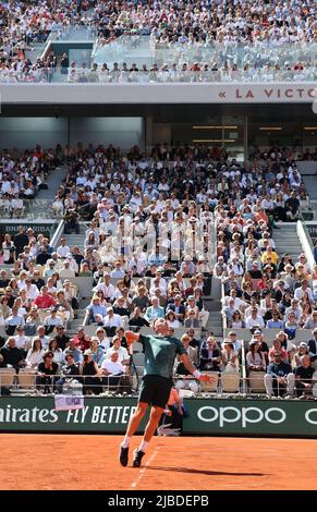 Paris, Frankreich. 05.. Juni 2022. Casper Ruud aus Norwegen gibt den Ball an Rafael Nadal aus Spanien zurück, der am Sonntag, den 5. Juni, beim Finale der French Tennis Open bei Roland Garros, außerhalb von Paris, Frankreich, 2022. Nadal gewann den Titel 6-3, 6-3, 6-0. Foto von Maya Vidon-White/UPI Credit: UPI/Alamy Live News Stockfoto