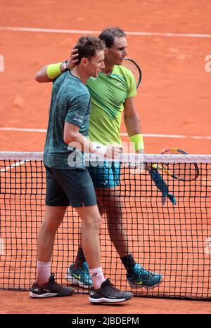 Paris, Frankreich. 05.. Juni 2022. Casper Ruud aus Norwegen (L) und Rafael Nadal aus Spanien umarmen sich am Sonntag, den 5. Juni, am Ende des Finalsspiels der French Tennis Open bei Roland Garros, außerhalb von Paris, Frankreich. 2022. Nadal gewann den Titel 6-3, 6-3, 6-0. Foto von Maya Vidon-White/UPI Credit: UPI/Alamy Live News Stockfoto