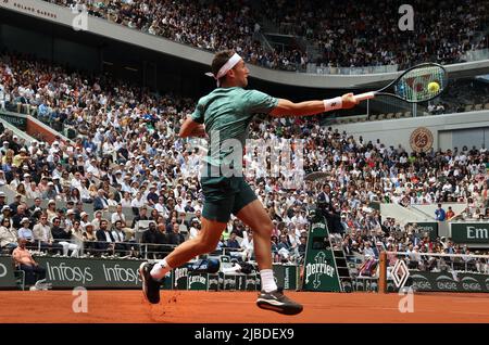 Paris, Frankreich. 05.. Juni 2022. Casper Ruud aus Norwegen gibt den Ball an Rafael Nadal aus Spanien zurück, der am Sonntag, den 5. Juni, beim Finale der French Tennis Open bei Roland Garros, außerhalb von Paris, Frankreich, 2022. Nadal gewann den Titel 6-3, 6-3, 6-0. Foto von Maya Vidon-White/UPI Credit: UPI/Alamy Live News Stockfoto