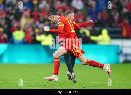 Gareth Bale aus Wales (links) feiert mit seinen Teamkollegen nach der Qualifikation für die Qatar World Cup nach dem Sieg im Qualifikationsspiel der FIFA World Cup 2022 im Cardiff City Stadium, Cardiff. Bilddatum: Sonntag, 5. Juni 2022. Stockfoto