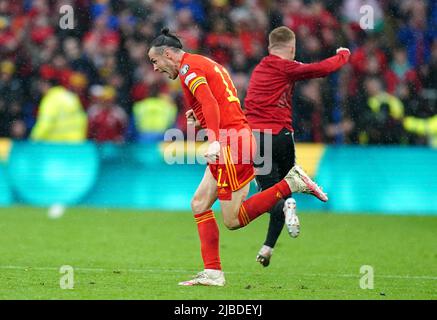 Gareth Bale aus Wales (links) feiert mit seinen Teamkollegen nach der Qualifikation für die Qatar World Cup nach dem Sieg im Qualifikationsspiel der FIFA World Cup 2022 im Cardiff City Stadium, Cardiff. Bilddatum: Sonntag, 5. Juni 2022. Stockfoto