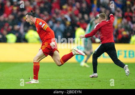 Gareth Bale aus Wales (links) feiert mit seinen Teamkollegen nach der Qualifikation für die Qatar World Cup nach dem Sieg im Qualifikationsspiel der FIFA World Cup 2022 im Cardiff City Stadium, Cardiff. Bilddatum: Sonntag, 5. Juni 2022. Stockfoto