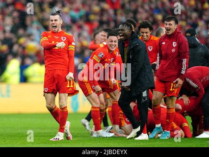 Gareth Bale aus Wales (links) feiert mit seinen Teamkollegen nach der Qualifikation für die Qatar World Cup nach dem Sieg im Qualifikationsspiel der FIFA World Cup 2022 im Cardiff City Stadium, Cardiff. Bilddatum: Sonntag, 5. Juni 2022. Stockfoto