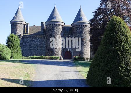 Im Herzen der Vulkane der Auvergne thront das 1000 Jahre alte Schloss Sailhant über einem spektakulären Felsvorsprung. Stockfoto