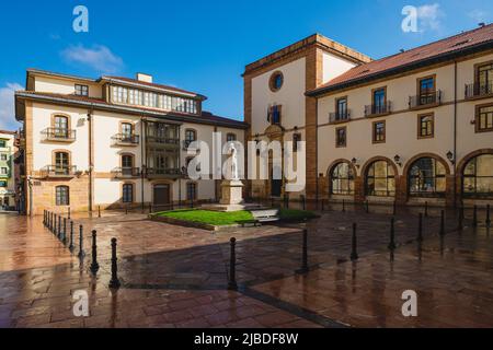 Oviedo, Uvieu, 3. April 2022. Blick auf die Plaza de Feijoo in der Stadt Oviedo, Asturien, Spanien. Stockfoto