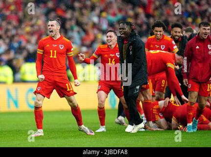 Gareth Bale aus Wales (links) feiert mit seinen Teamkollegen nach der Qualifikation für die Qatar World Cup nach dem Sieg im Qualifikationsspiel der FIFA World Cup 2022 im Cardiff City Stadium, Cardiff. Bilddatum: Sonntag, 5. Juni 2022. Stockfoto