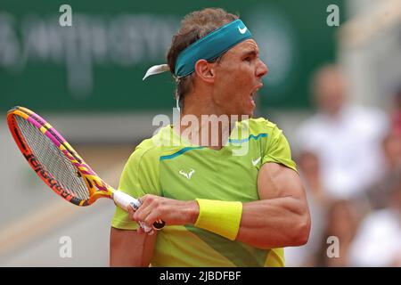 Paris, Frankreich: 5.. Juni 2022; Roland Garros, Paris, Frankreich: French Open Tennisturnier, Herren-Einzel-Finale, Rafael Nadal gegen Casper Ruud; Rafael Nadal (ESP) in Aktion während seines Spiels gegen Casper Ruud (NOR) Stockfoto