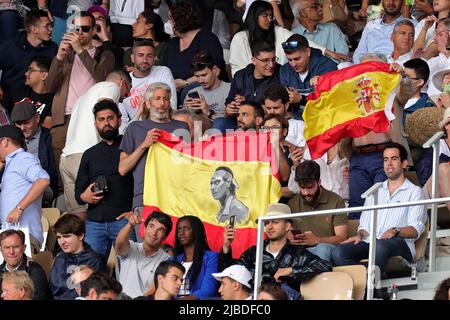 Paris, Frankreich: 5.. Juni 2022; Roland Garros, Paris, Frankreich: French Open Tennisturnier, Herren-Einzel-Finale, Rafael Nadal gegen Casper Ruud; spanische Fans unterstützen Rafael Nadal (ESP) während seines Spiels gegen Casper Ruud (NOR) Stockfoto